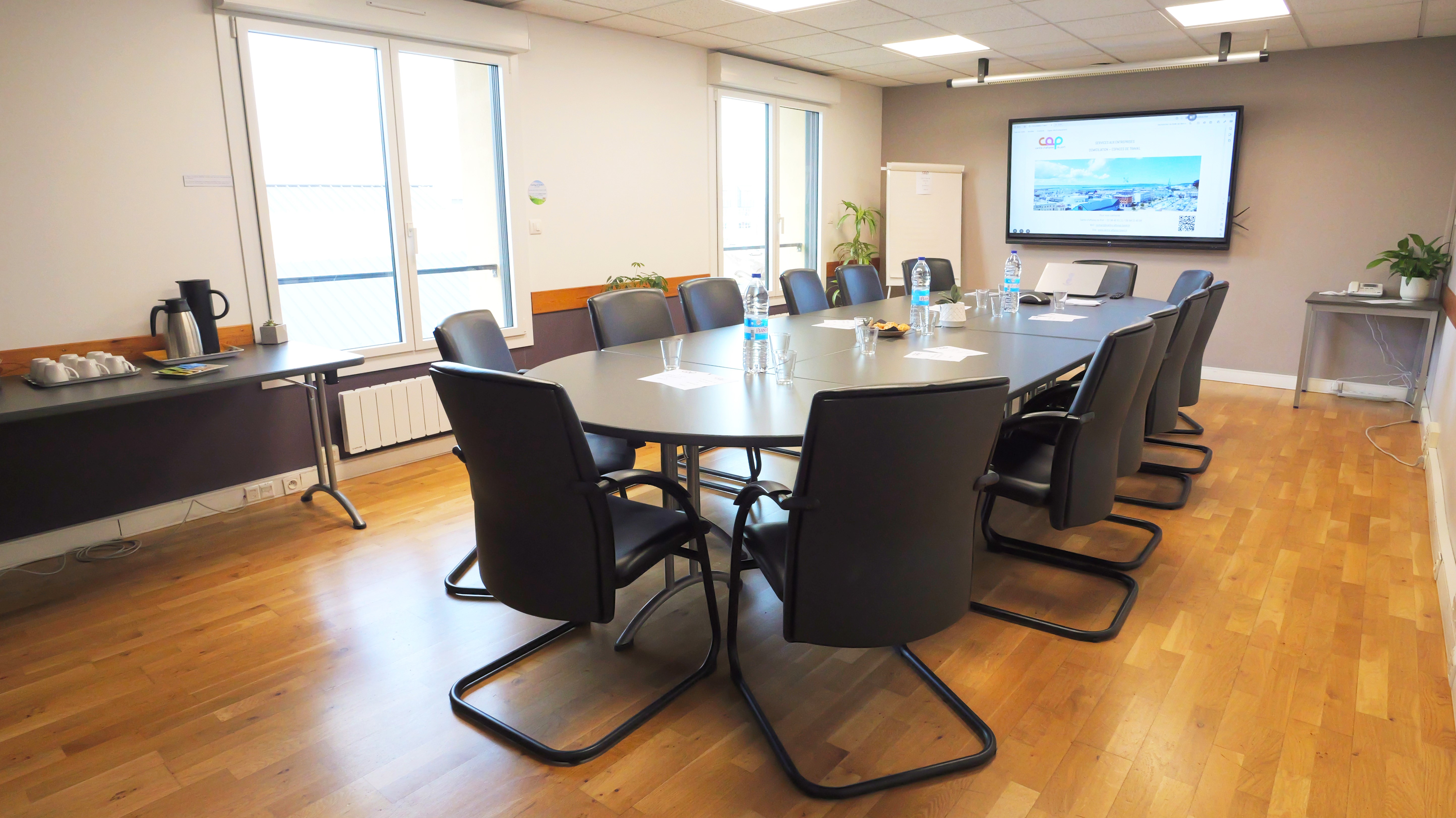 salle de réunion avec une grande table, vue sur mer et équipée d'un écran et de la visioconférence.  Brest - port de commerce